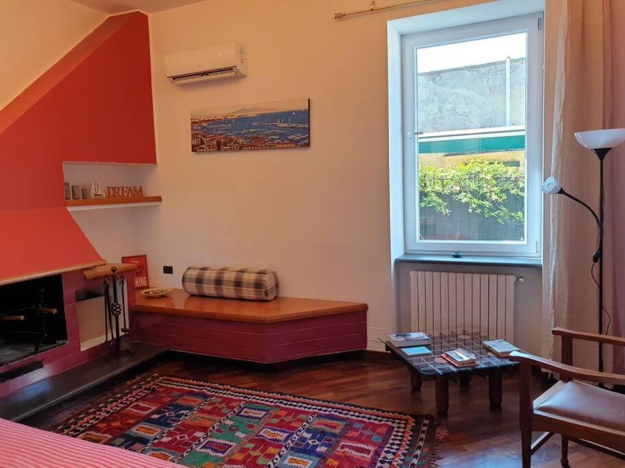 Appartamento Lovely 11 Guests Flat, Via Tribunali, Center!