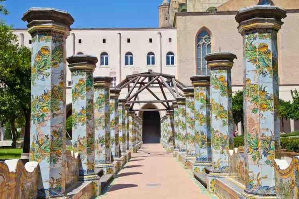 Lovely 11 Guests Flat, Via Tribunali, Center! Napoli