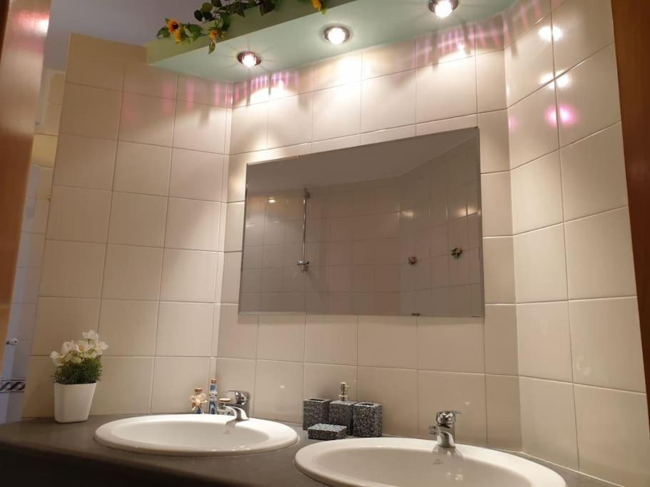 Lovely 11 Guests Flat, Via Tribunali, Center! Appartamento Napoli