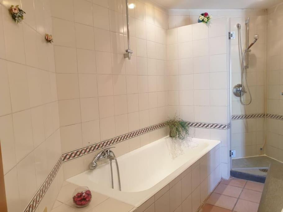 Lovely 11 Guests Flat, Via Tribunali, Center! *