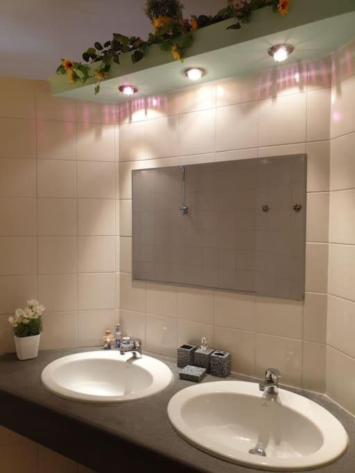 Lovely 11 Guests Flat, Via Tribunali, Center! Appartamento Napoli
